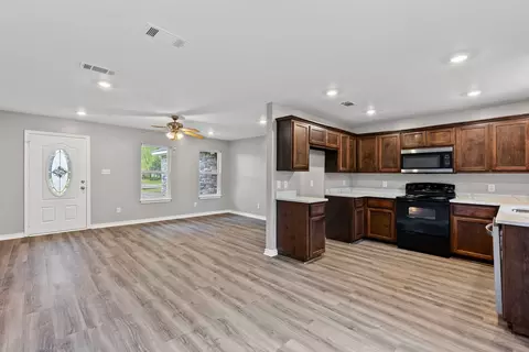 Living - 404 Bishop St, Commerce, TX 75428 photo 2 of 4