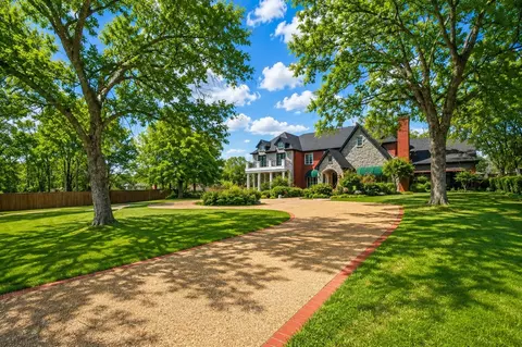 1 Creekside Dr, Greenville, TX 75402