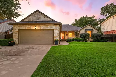 5001 Oak Springs Dr, Arlington, TX 76016