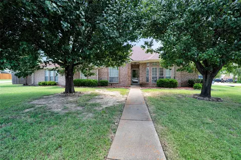 529 Oak Crest St, Lake Dallas, TX 75065