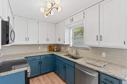900 Hollow Creek Rd, Burleson, TX 76028