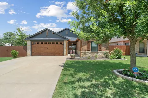417 Magnolia St, Hico, TX 76457