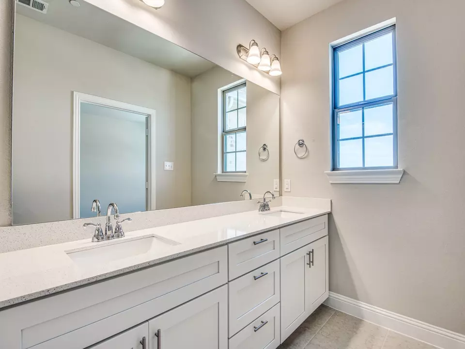 Bath - 641 Hutchinson Ln, Lewisville, TX 75077 photo 2 of 3