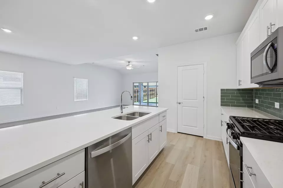 Kitchen - 1363 Los Olmos Ln, Crandall, TX 75114 photo 4 of 6