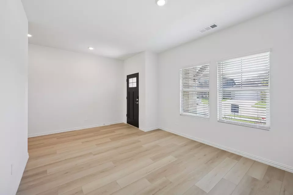Living - 1363 Los Olmos Ln, Crandall, TX 75114 photo 7 of 9