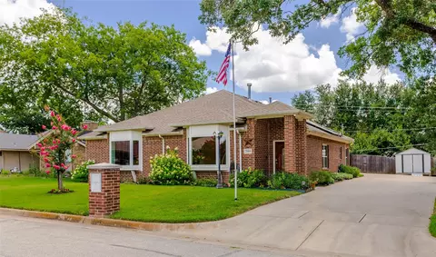 2004 Turf Club Dr, Arlington, TX 76017