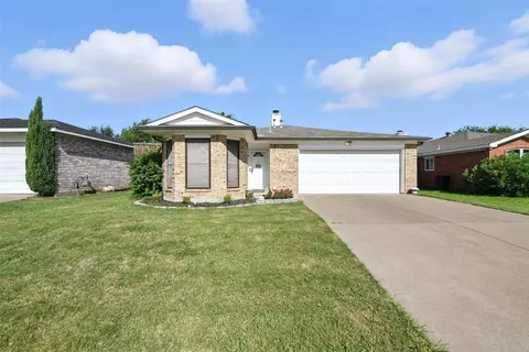 1016 Union Dr, Saginaw, TX 76131