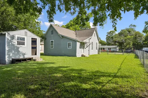 Exterior - 808 E High St, Terrell, TX 75160 photo 3 of 4