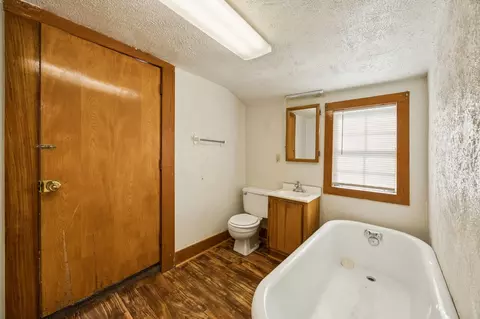 Bath - 808 E High St, Terrell, TX 75160 photo 1 of 2