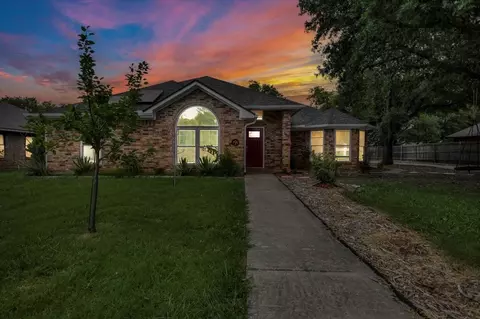 315 Woodlawn St, Krum, TX 76249