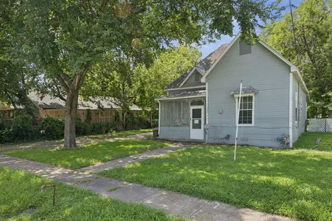 Exterior - 1000 E Brin St, Terrell, TX 75160 photo 2 of 5