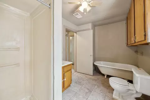 Bath - 1000 E Brin St, Terrell, TX 75160 photo 2 of 3