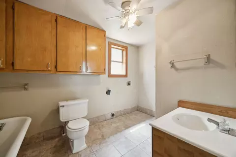 Bath - 1000 E Brin St, Terrell, TX 75160 photo 1 of 3
