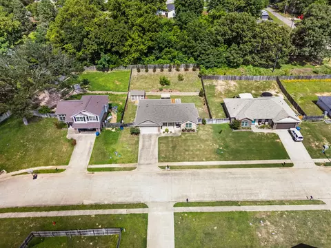 409 Mission Crest Cir, Lindale, TX 75771