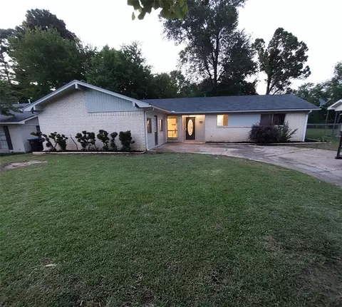 203 Erskine Dr, Longview, TX 75601