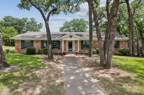 204 Shelmar Dr, Euless, TX 76039