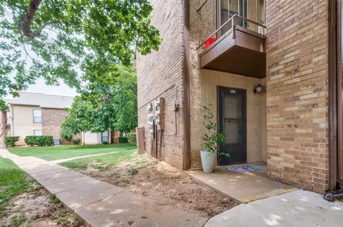 1904 Cloisters Dr #410, Arlington, TX 76011