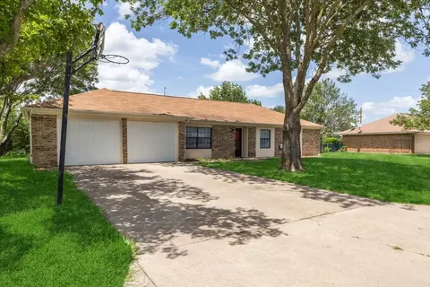 310 Pebble Creek Ln, Red Oak, TX 75154