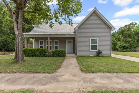 512 E Willingham St, Cleburne, TX 76031
