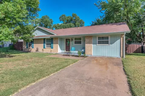 825 James St, Azle, TX 76020