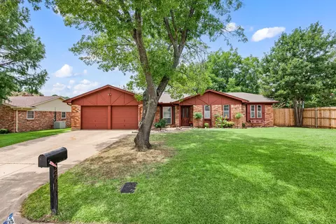 2504 Gettysburg Pl, Bedford, TX 76022