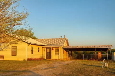 801 High St, Newcastle, TX 76372