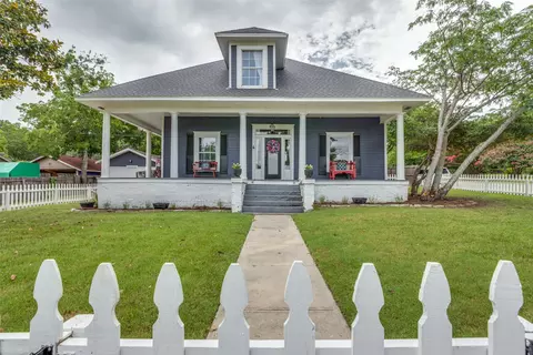 902 S Waco St, Weatherford, TX 76086
