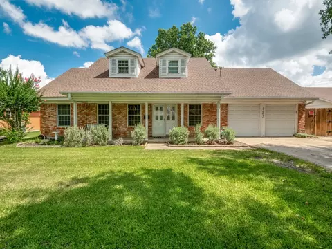 1205 Redbud Dr, Arlington, TX 76012