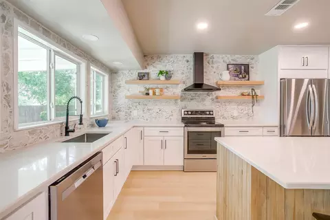 1227 Usher St, Benbrook, TX 76126