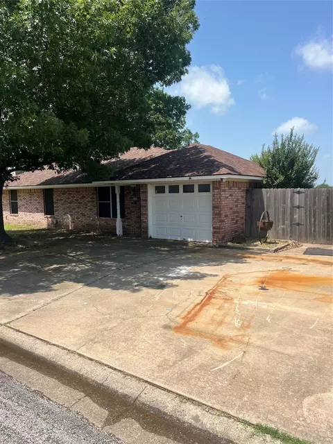 281 N Laramie Cir, Pilot Point, TX 76258