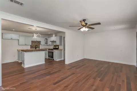 Living - 223 Virginia Ave, Minden, LA 71055 photo 4 of 6