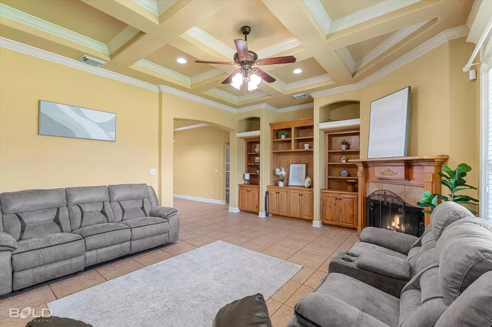 Living - 2018 Honeytree Trl, Haughton, LA 71037 photo 3 of 3