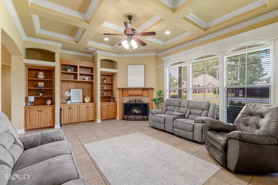 Living - 2018 Honeytree Trl, Haughton, LA 71037 photo 2 of 3
