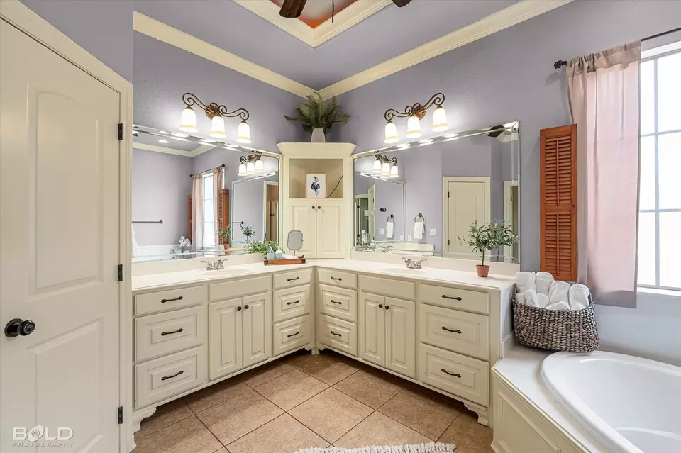 Bath - 2018 Honeytree Trl, Haughton, LA 71037 photo 1 of 6