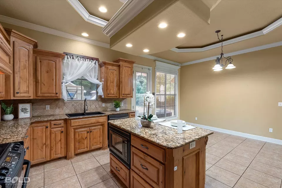 Kitchen - 2018 Honeytree Trl, Haughton, LA 71037 photo 5 of 5