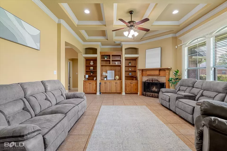 Living - 2018 Honeytree Trl, Haughton, LA 71037 photo 1 of 3