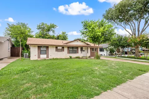 1832 Moonbeam Ln, Carrollton, TX 75006