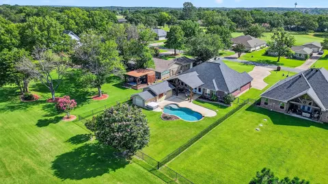 306 Navajo Trl, Lake Kiowa, TX 76240