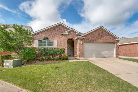 9016 Sagebrush Trl, Cross Roads, TX 76227