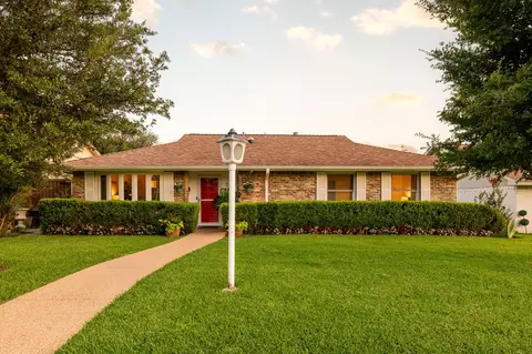3134 Lockmoor Ln, Dallas, TX 75220