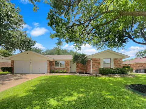 513 Crest Ridge Dr, Lakeside, TX 76108