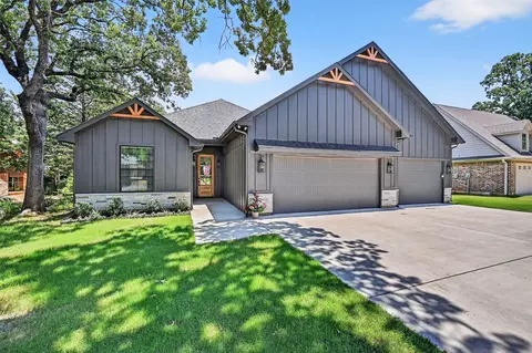 211 Comanche Dr, Lake Kiowa, TX 76240