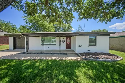 3904 Caddo Trl, Lake Worth, TX 76135
