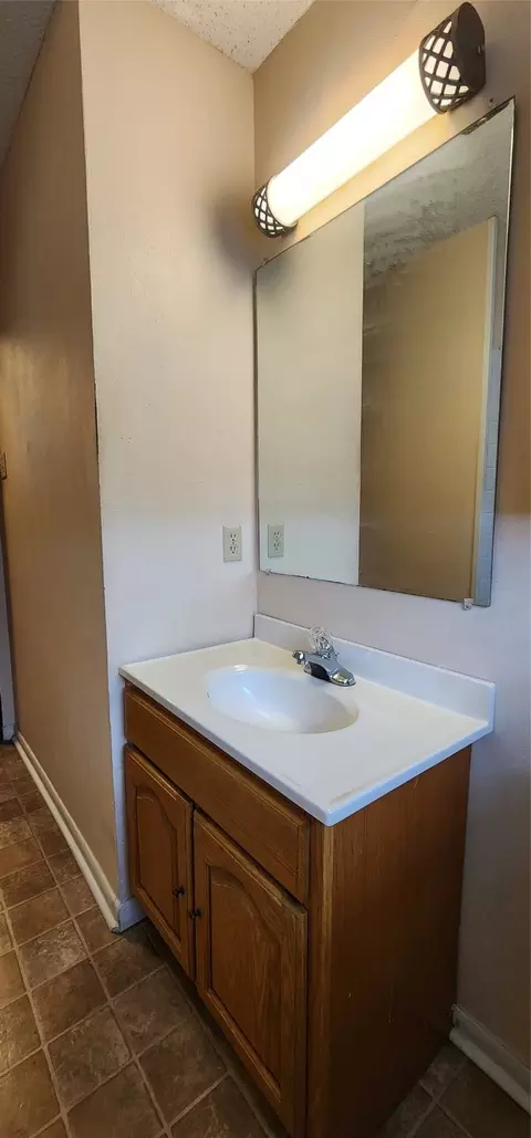 Bath - 717 Contour Dr, Mexia, TX 76667 photo 2 of 3