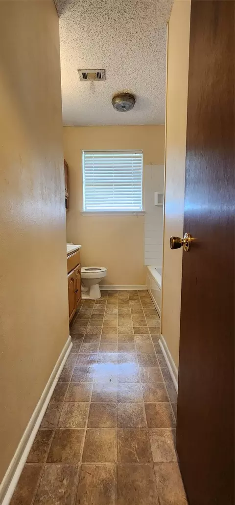 Bath - 717 Contour Dr, Mexia, TX 76667 photo 1 of 3