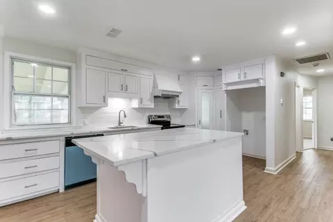 Kitchen - 302 Lee Dr, Euless, TX 76039 photo 2 of 5