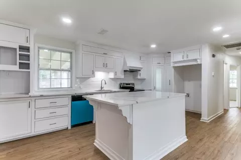 Kitchen - 302 Lee Dr, Euless, TX 76039 photo 1 of 5
