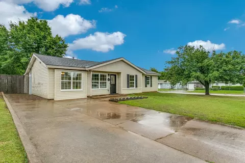 Exterior - 302 Lee Dr, Euless, TX 76039 photo 2 of 5