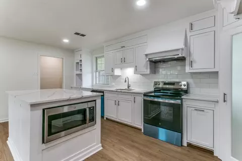Kitchen - 302 Lee Dr, Euless, TX 76039 photo 5 of 5