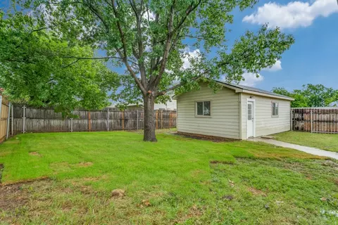 Exterior - 302 Lee Dr, Euless, TX 76039 photo 4 of 5